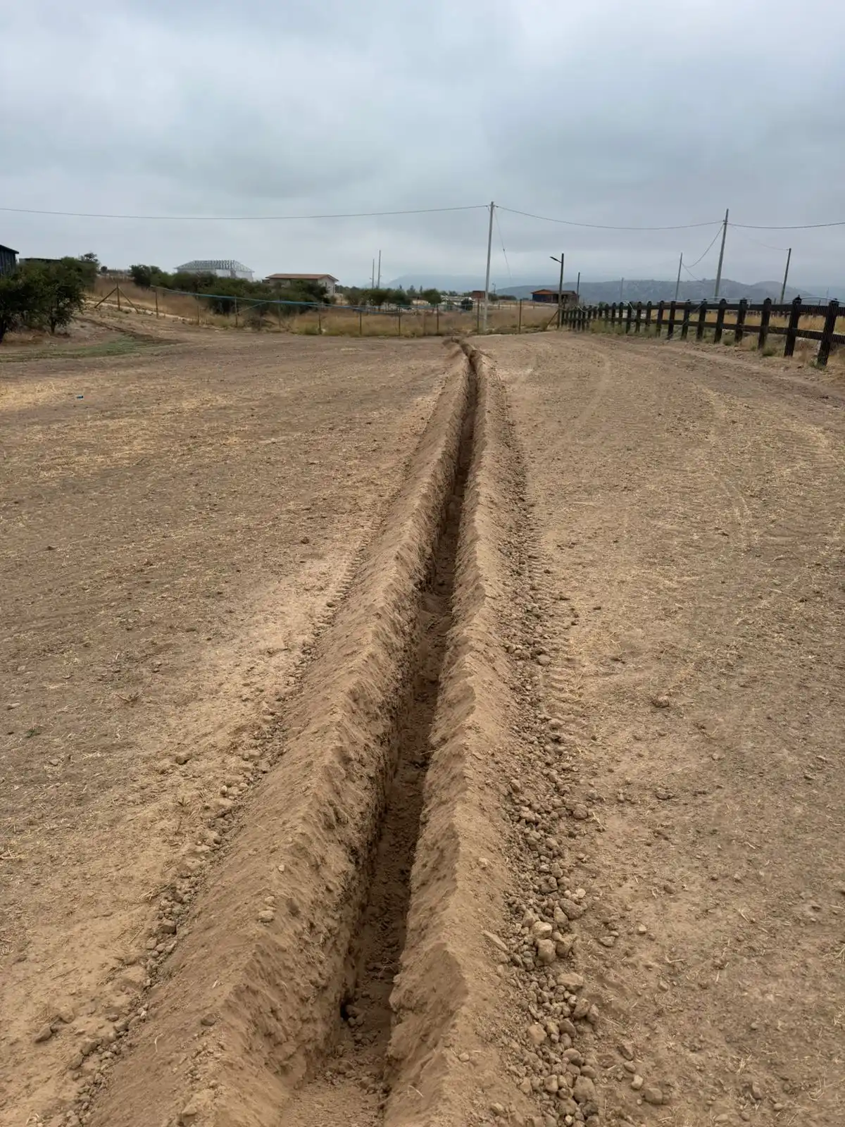 Zanjadora en acción levantando polvo